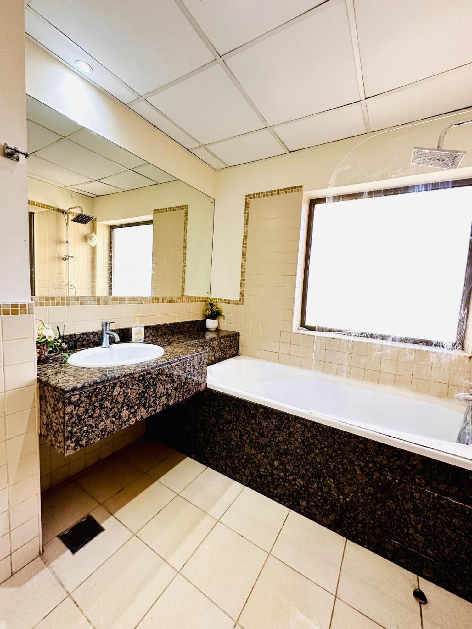 The Aero Hostel Дубай Екстериор снимка