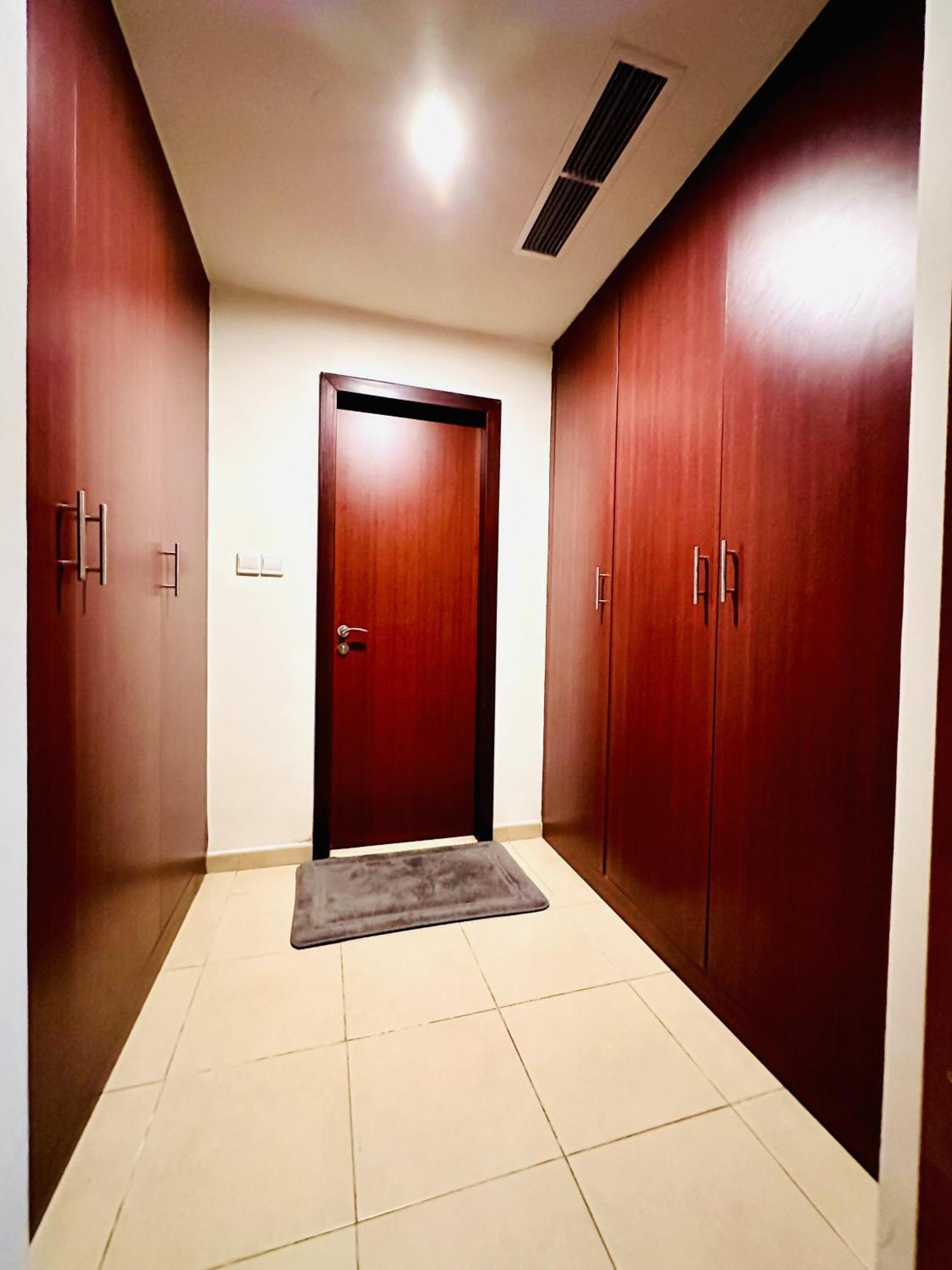 The Aero Hostel Дубай Екстериор снимка