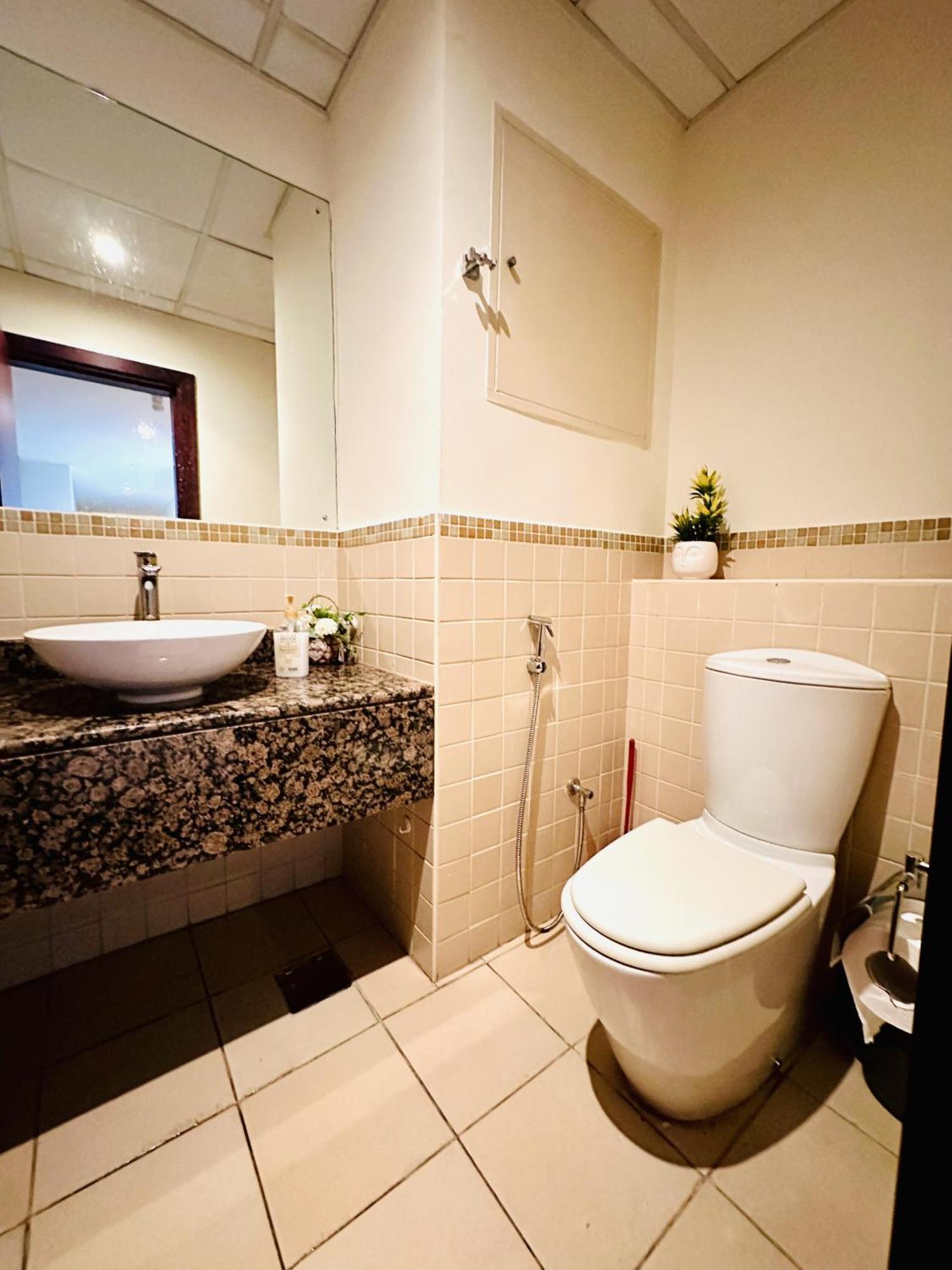 The Aero Hostel Дубай Екстериор снимка