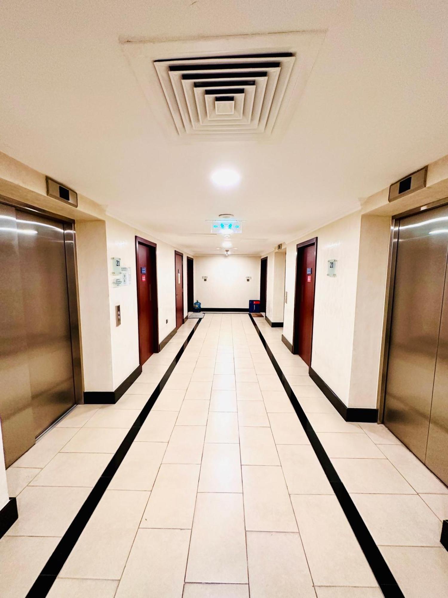 The Aero Hostel Дубай Екстериор снимка